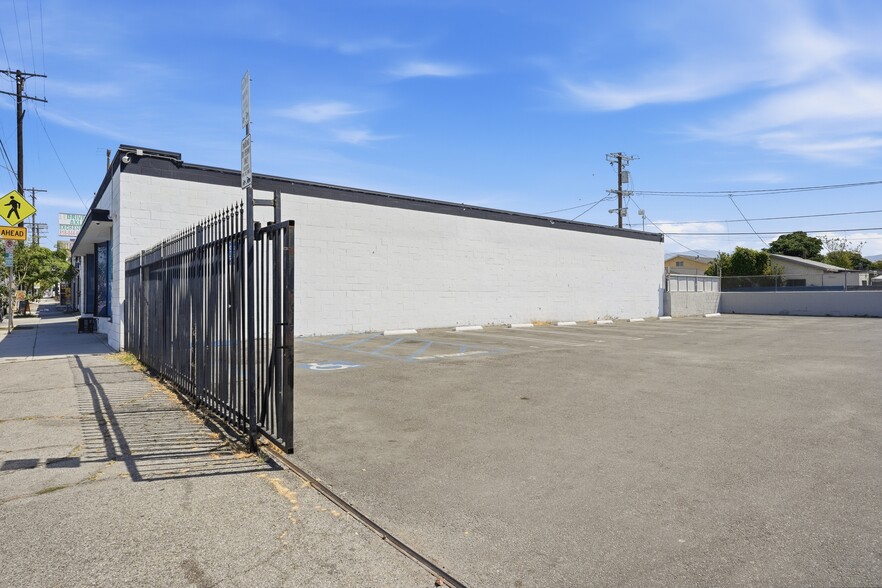 More Photos Of 7842 Lankershim Blvd, North Hollywood Showroom For Sale