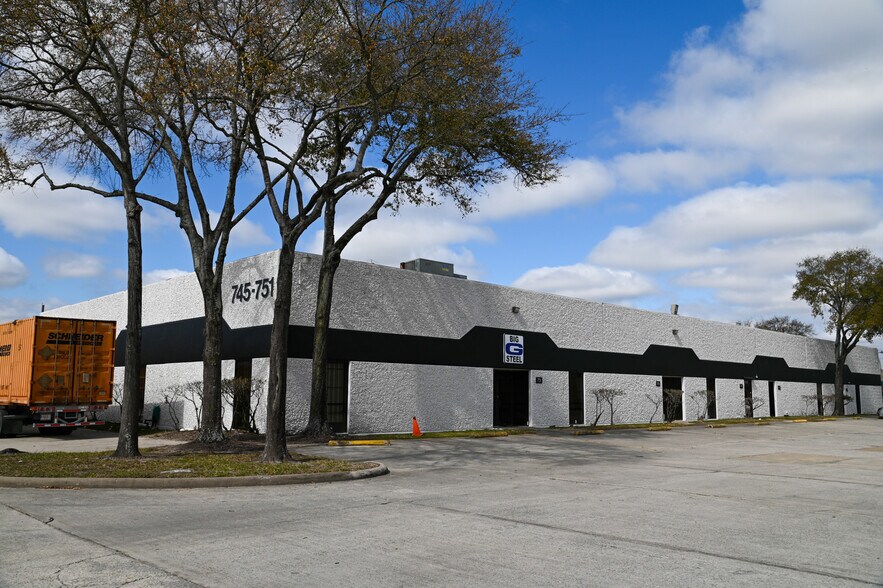 More Photos Of 15534 W Hardy Rd, Houston Unknown For Lease