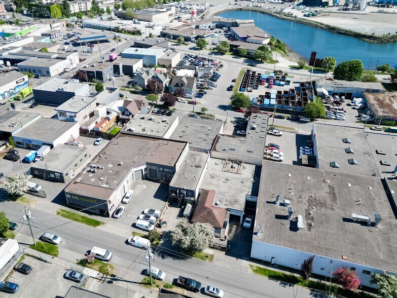 More Photos Of 555 Hillside Ave, Victoria Flex For Sale