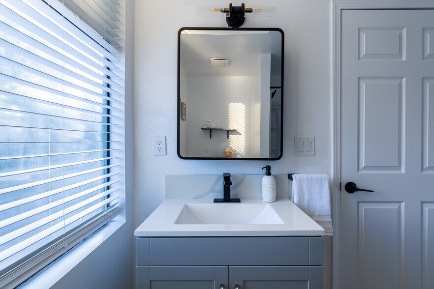 More Photos Of 744 E Walnut St, Pasadena Office Residential For Sale