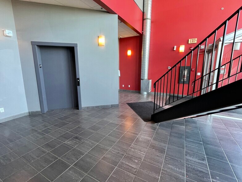 More Photos Of 636 King St, Spruce Grove Storefront Retail Office For Lease