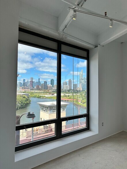 More Photos Of 329 W 18th St, Chicago Light Manufacturing For Lease