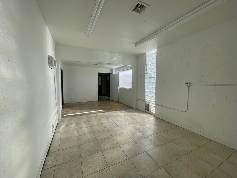 More Photos Of 1665 S Mojave Rd, Las Vegas Warehouse For Lease