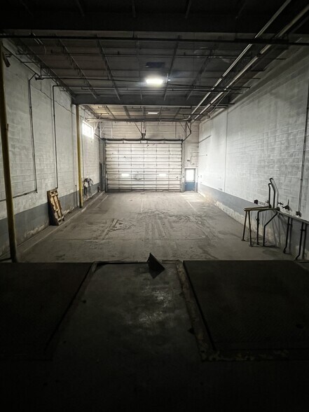 More Photos Of 521 Santa Rosa Dr, Des Plaines Warehouse For Lease