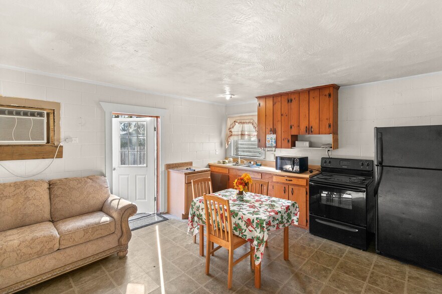 More Photos Of 5620 Bertsville Rd, Lady Lake Hotel For Sale