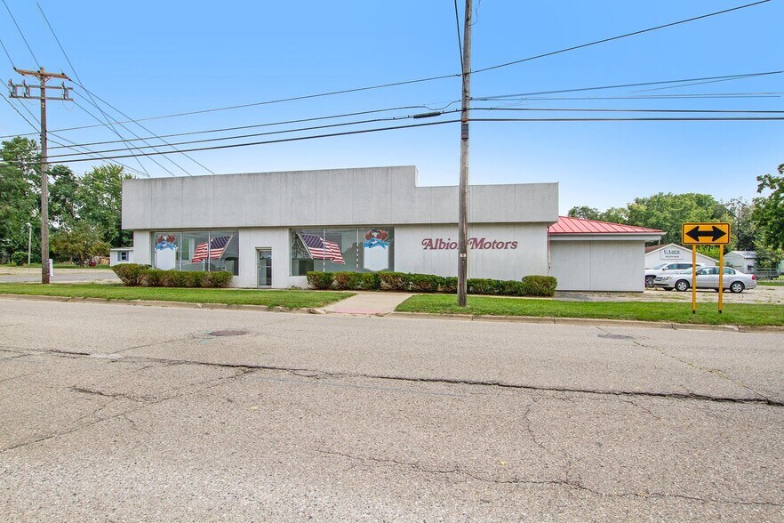 More Photos Of 600 N Clark St, Albion Auto Dealership For Sale
