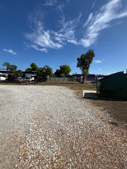 More Photos Of 2323 Bruner Ln, Fort Myers Warehouse For Lease