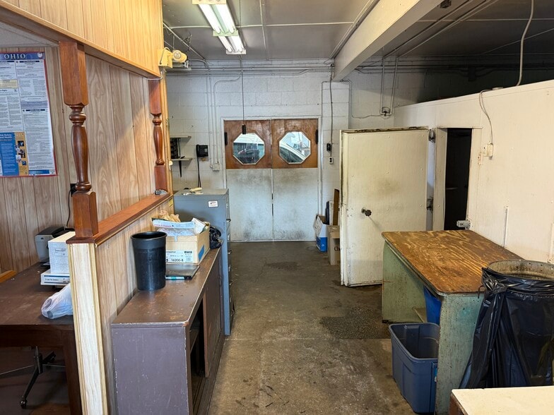 More Photos Of 1003 N Main St, Miamisburg Showroom For Sale