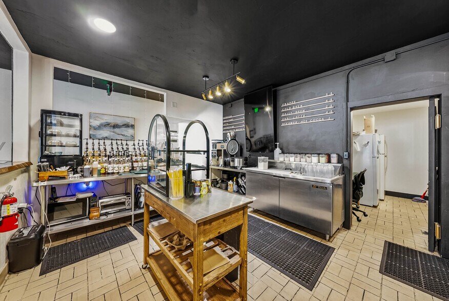 More Photos Of 239 SE G St, Grants Pass General Retail For Sale