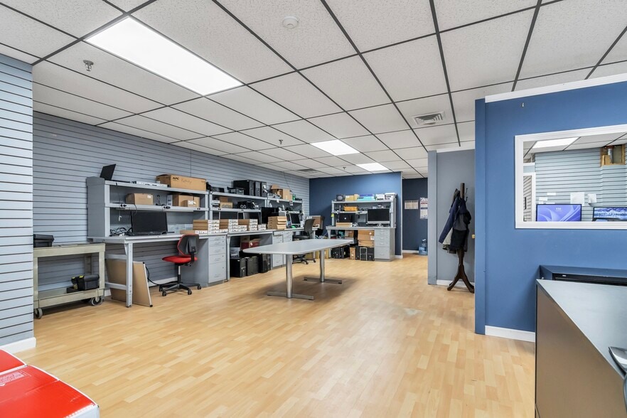 More Photos Of 1794 Bridge St, Dracut Storefront For Sale