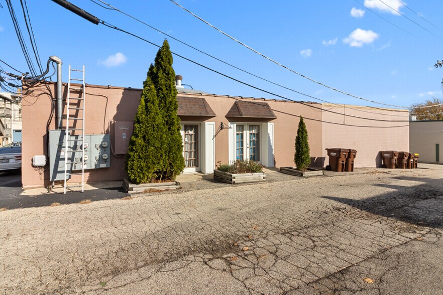 More Photos Of 114-118 E Calhoun St, Woodstock Freestanding For Lease