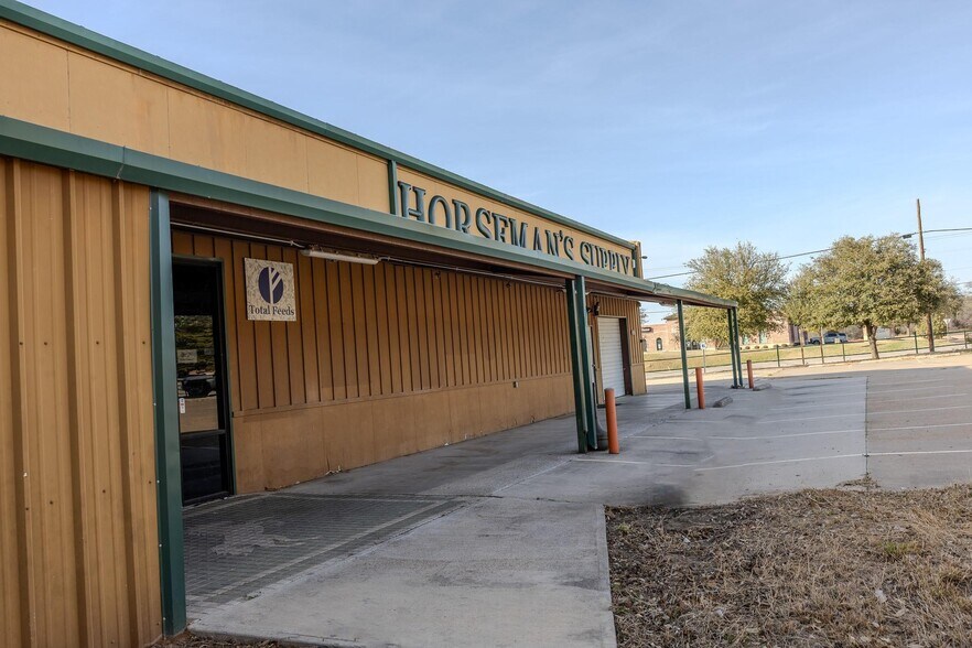 More Photos Of 2020 Fort Worth Hwy, Weatherford Freestanding For Sale