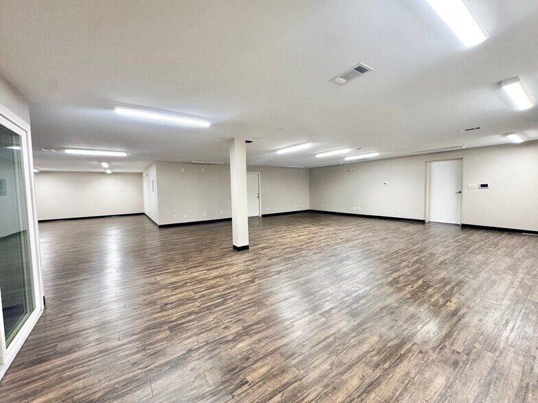 More Photos Of 9215 Thomasville Dr, Houston Warehouse For Lease