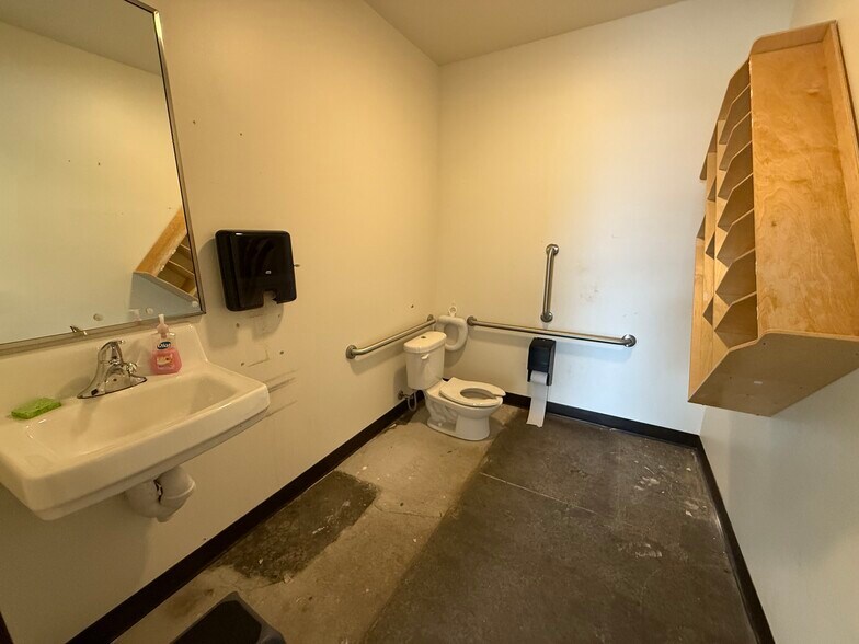 More Photos Of 4013-4015 Lien Rd, Madison General Retail For Lease