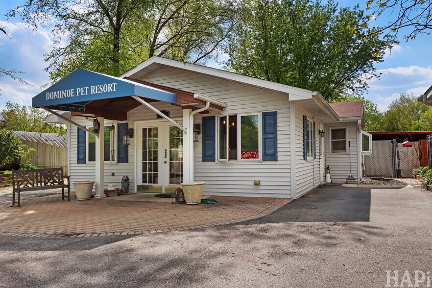 More Photos Of 4403 S Roberts Rd, Island Lake Veterinarian Kennel For Sale