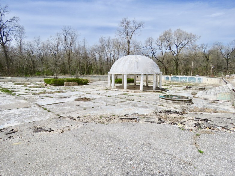 More Photos Of 101 Mark Twain Dr, Joplin Swimming Pool For Sale