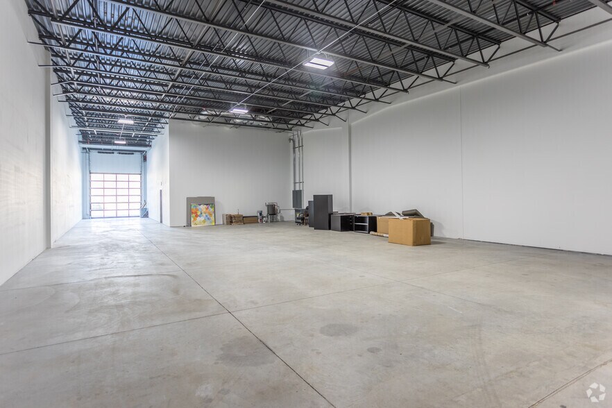 More Photos Of 4701 NW Urbandale Dr, Urbandale Light Distribution For Lease