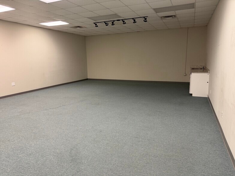More Photos Of 1975 Mall Blvd, Auburn Warehouse For Lease