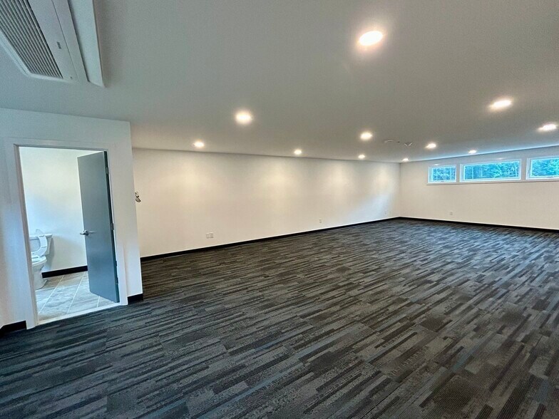 More Photos Of 15 Oneil St, Easthampton Warehouse For Lease