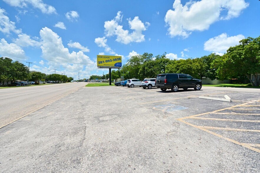 More Photos Of 708 S Interstate 35 Business Loop, New Braunfels Office For Lease