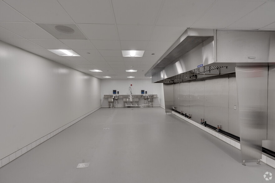 More Photos Of 3220 W Grand Ave, Chicago Food Processing For Sale