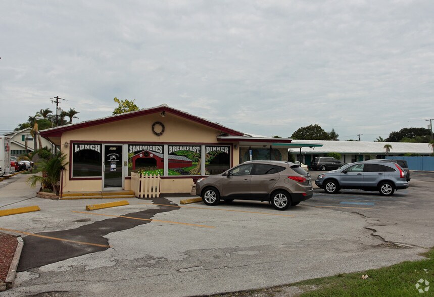 More Photos Of 2070 Bayshore Blvd, Dunedin Restaurant For Lease