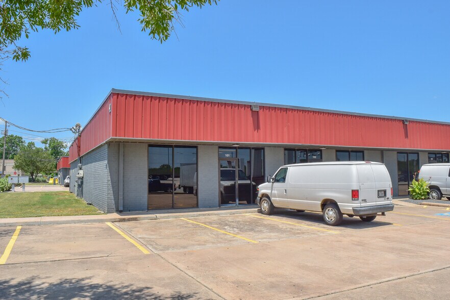 More Photos Of 1514 Ed Bluestein Blvd, Austin Unknown For Sale