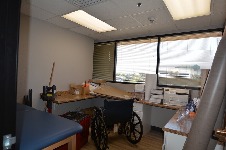 More Photos Of 10503 W Thunderbird Blvd, Sun City Medical For Lease