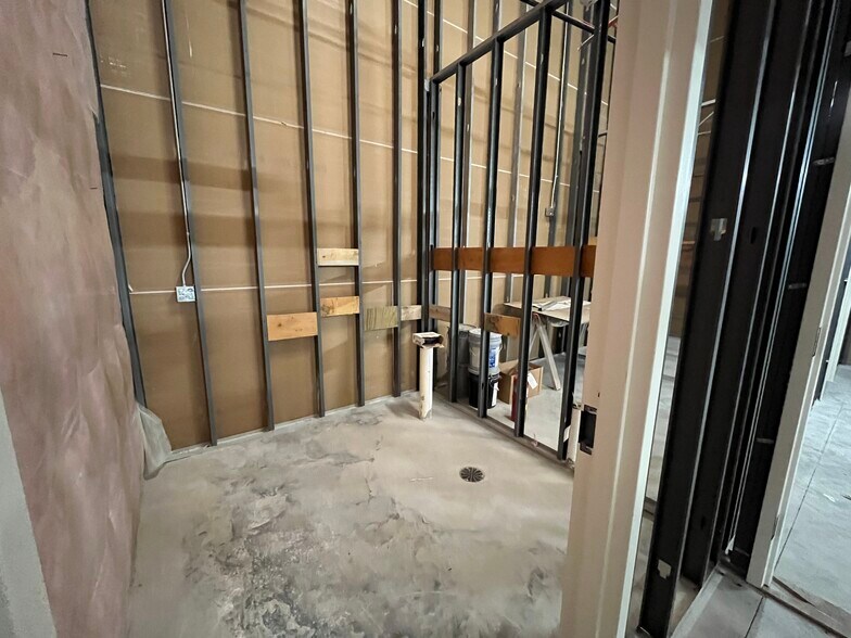 More Photos Of 6221 S Western Ave, Sioux Falls General Retail For Lease