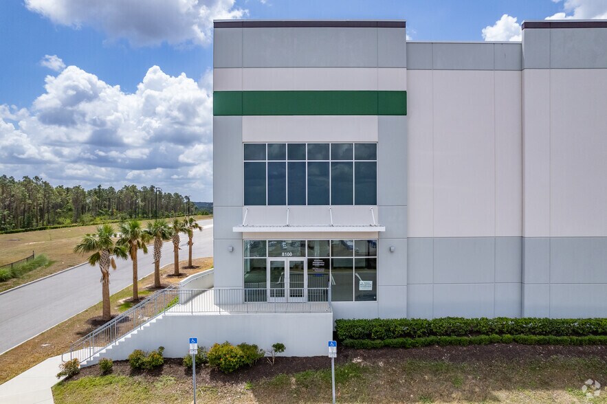 More Photos Of 8100 American Way, Groveland Distribution For Lease