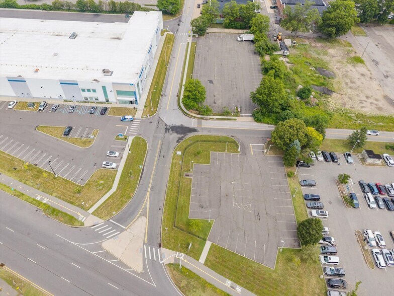 More Photos Of 107 Charles Lindbergh Blvd, Garden City Land For Lease