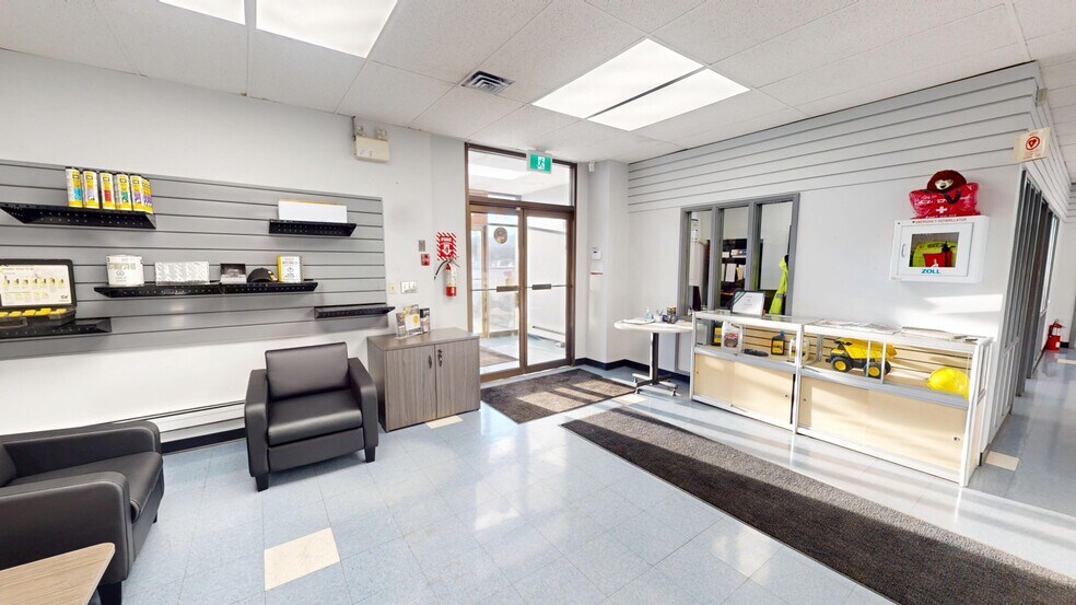 More Photos Of 815 Cranbrook St N, Cranbrook Flex For Sale