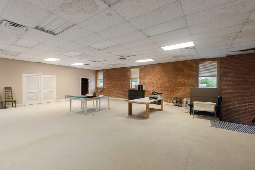 More Photos Of 110 E Main St, Cumby Storefront Retail Residential For Sale