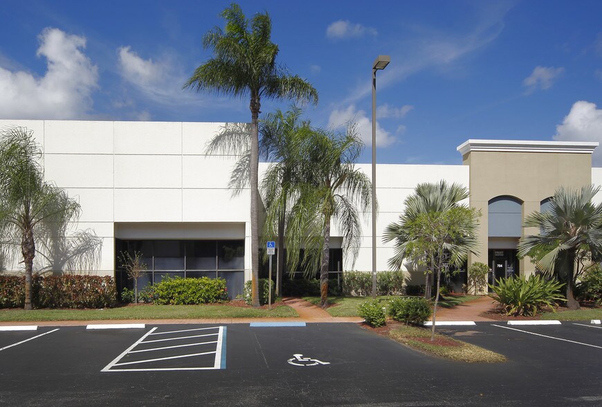 More Photos Of 674-692 S Military Trl, Deerfield Beach Warehouse For Lease
