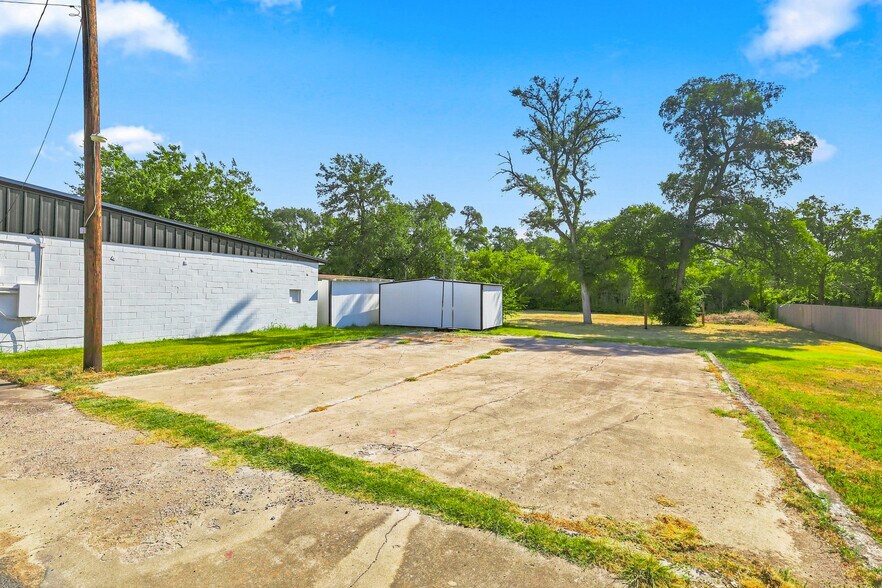 More Photos Of 3508 Shawnee Trl, Fort Worth General Retail For Sale