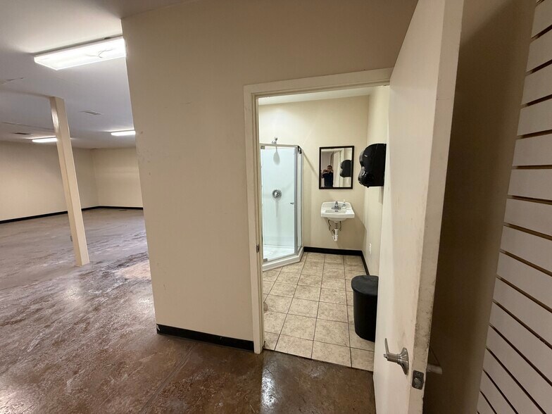 More Photos Of 5427-5441 Gessner Rd, Houston Warehouse For Lease