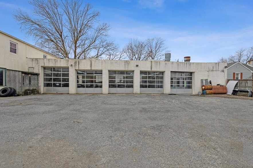 More Photos Of 2217 Farragut ave, Bristol Service For Sale