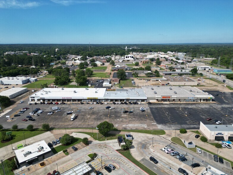 More Photos Of 102-110 Midtown Dr, Kilgore General Retail For Lease