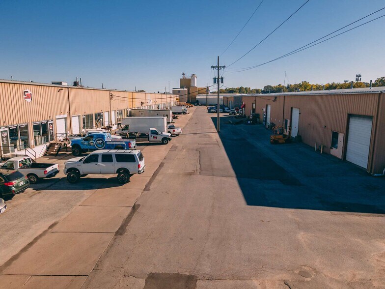 More Photos Of 3305-3393 N 88th Plz, Omaha Warehouse For Lease