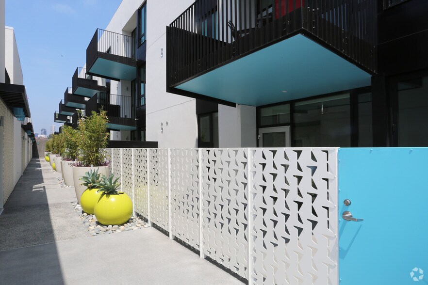 More Photos Of 8350-8358 Santa Monica Blvd, West Hollywood Apartments For Lease