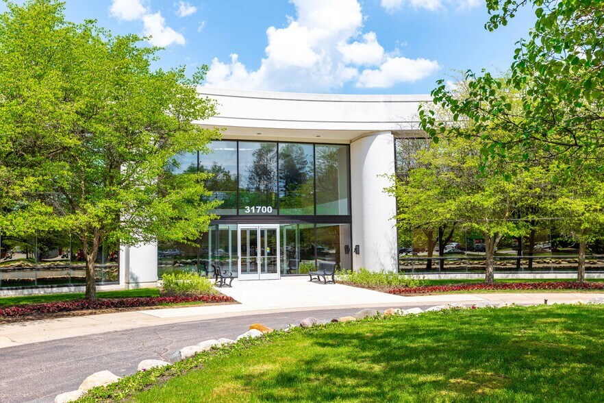 More Photos Of 31700 Middlebelt Rd, Farmington Hills Office For Lease