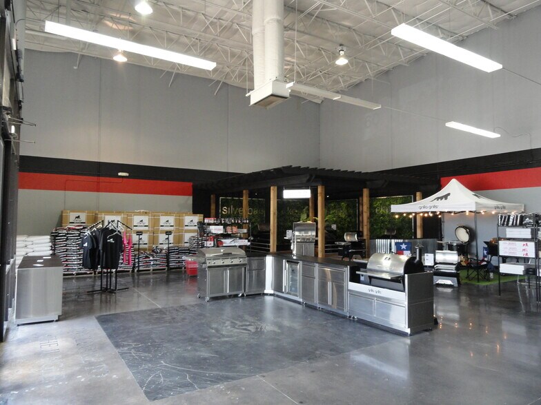 More Photos Of 13940-13960 N Stemmons Fwy, Farmers Branch Showroom For Lease