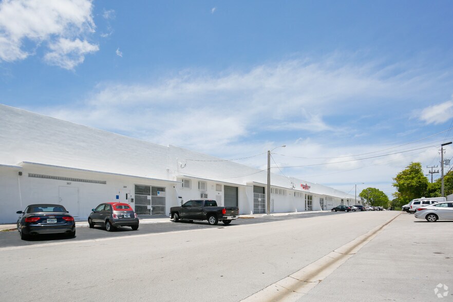 More Photos Of 301-395 NE 59th St, Miami Showroom For Lease