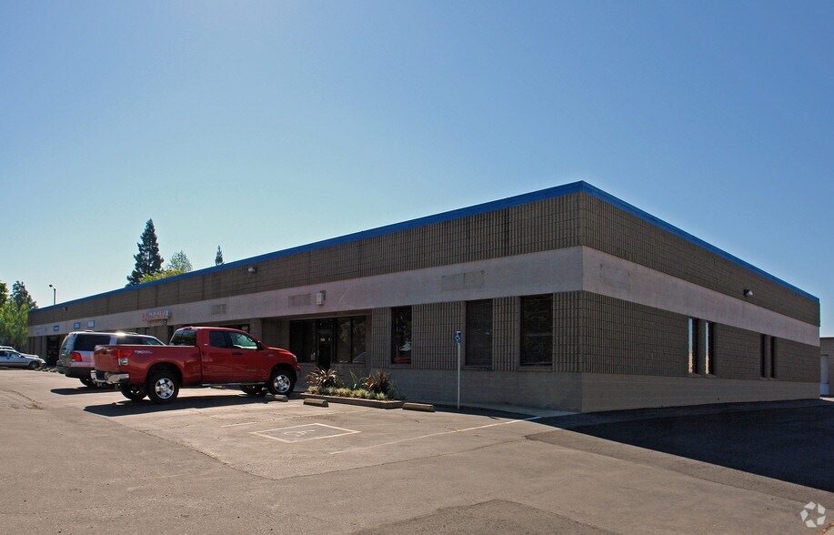 More Photos Of 900 N Market Blvd, Sacramento Flex For Lease