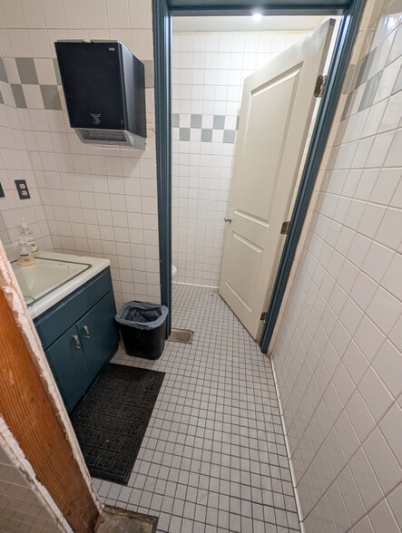 More Photos Of 2031 Yosemite Blvd, Modesto Bar For Sale