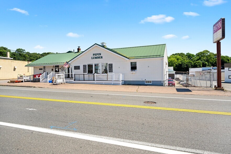 More Photos Of 830 Cumberland Hill Rd, Woonsocket Freestanding For Sale
