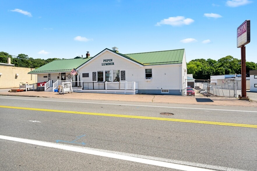 More Photos Of 830 Cumberland Hill Rd, Woonsocket Freestanding For Sale