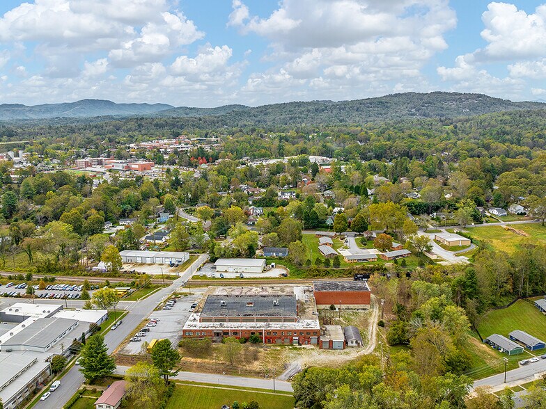 More Photos Of 701 Oriole Dr, Hendersonville Warehouse For Sale