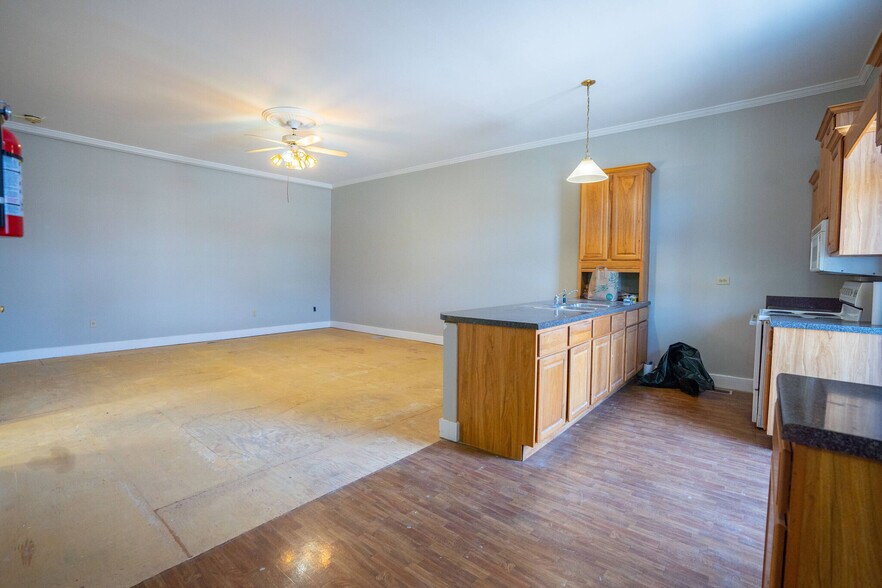 More Photos Of 116 N 2nd St, Pulaski Storefront Retail Residential For Lease
