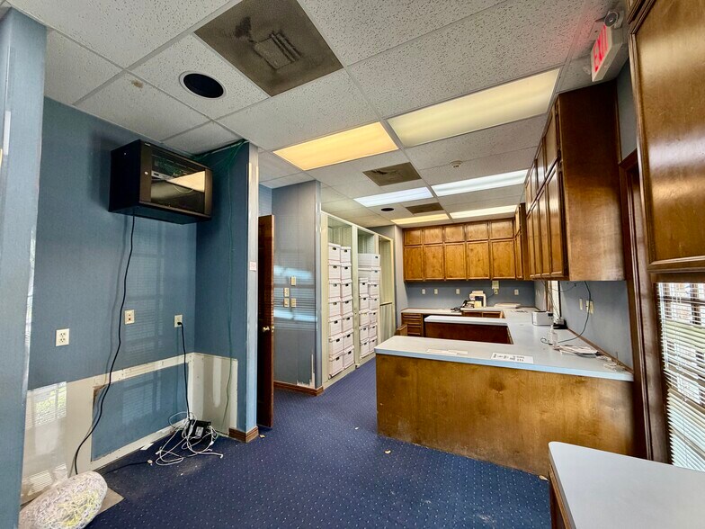More Photos Of 3560 Delaware St, Beaumont Medical For Sale